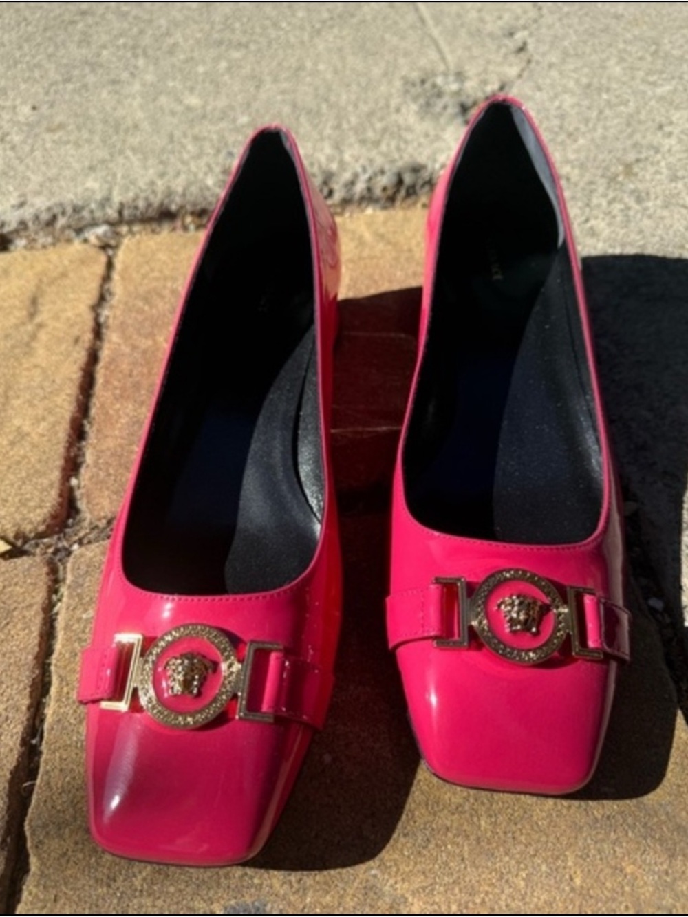 100 % authentic Versace Fuchsia Pink Patent Leather Medallion Pumps.